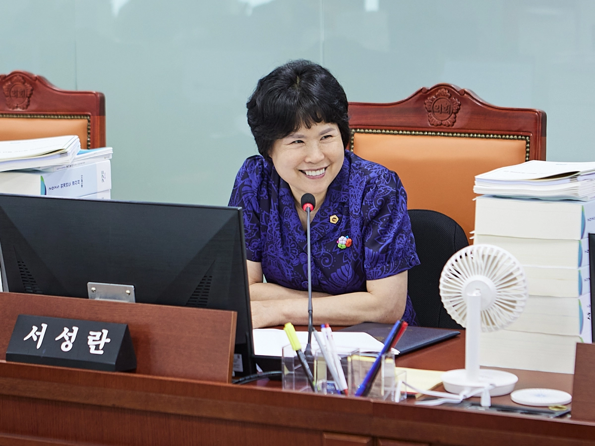 ▲ 서성란 의원이 제391회 정례회 제1차 건설교통위원회 회의에서 대중교통 인력난 해소와 일자리 연계 체계 구축을 위한 유관 부서 간 협력을 강조하고 있다. (사진=경기도의회)