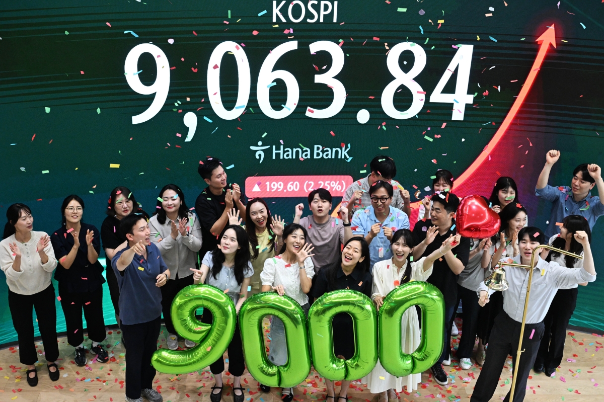 코스피가 사상 첫 9000을 돌파하며 한국 자본시장 역사를 새로 썼다. 18일 서울 중구 하나은행 본점 하나인피니티서울에서 직원들이 코스피 9000 돌파 기념 타종 세리머니를 하고 있다. 2026.6.18 홍윤기 기자