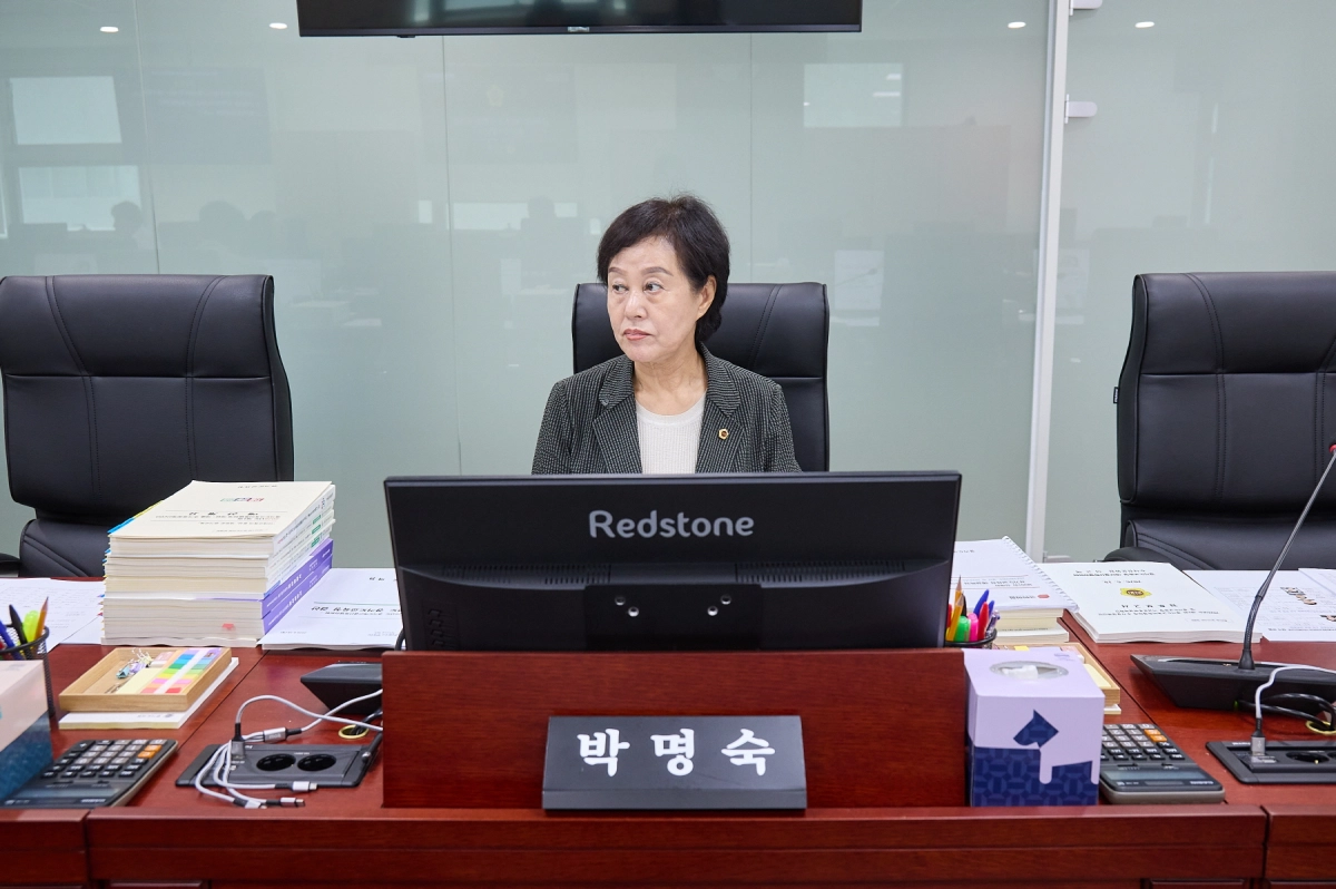 ▲ 박명숙 의원이 경기도교육청 결산 및 제1회 추가경정예산 심사에서 학교시설 사업의 상습 이월 문제를 지적하고, 양평교육지원청 신축 이전과 양평초등학교 공간 확충의 연계 필요성을 역설하고 있다. (사진=경기도의회)