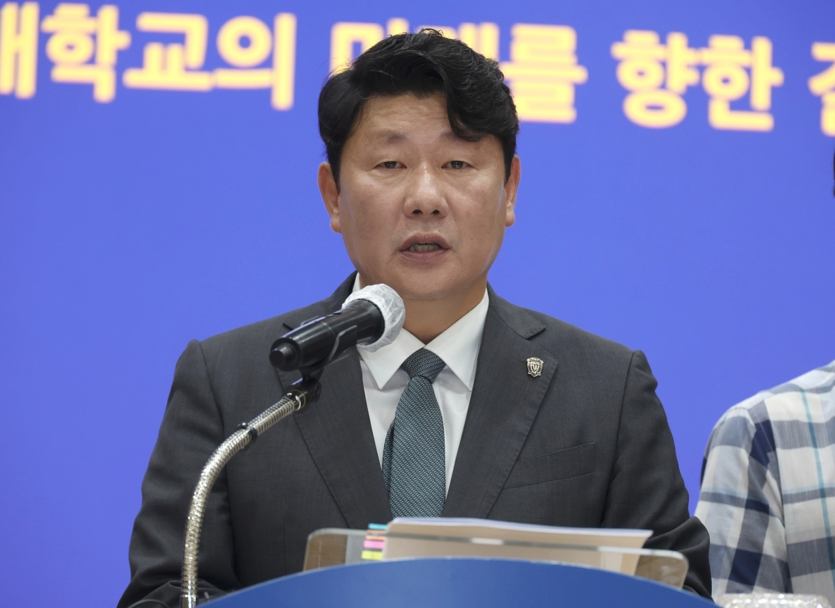 박민원 국립창원대학교 총장이 18일 오전 경남 창원시 의창구 창원캠퍼스 인송홀에서 열린 기자회견에서 입장문을 읽고 있다. 2026.6.18. 연합뉴스