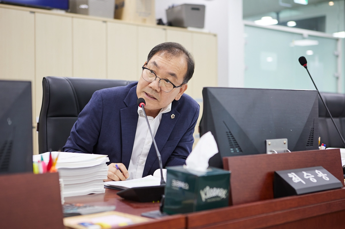 ▲ 최승용 의원이 17일 열린 경기도청 총괄 심사에서 예산집행률과 단순 활동 위주의 관행적인 성과지표 설정을 비판하며, 도민 중심의 실질적 성과관리 체계 구축을 촉구하고 있다. (사진=경기도의회)
