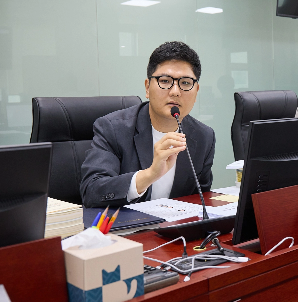 ▲ 오창준 의원이 18일 열린 경기도교육청 추경안 심사에서 학교 기본운영비 증액에 따른 경직성 재정 부담 문제를 지적하며 장기적 관점의 균형 있는 예산 운용을 촉구하고 있다. (사진=경기도의회)