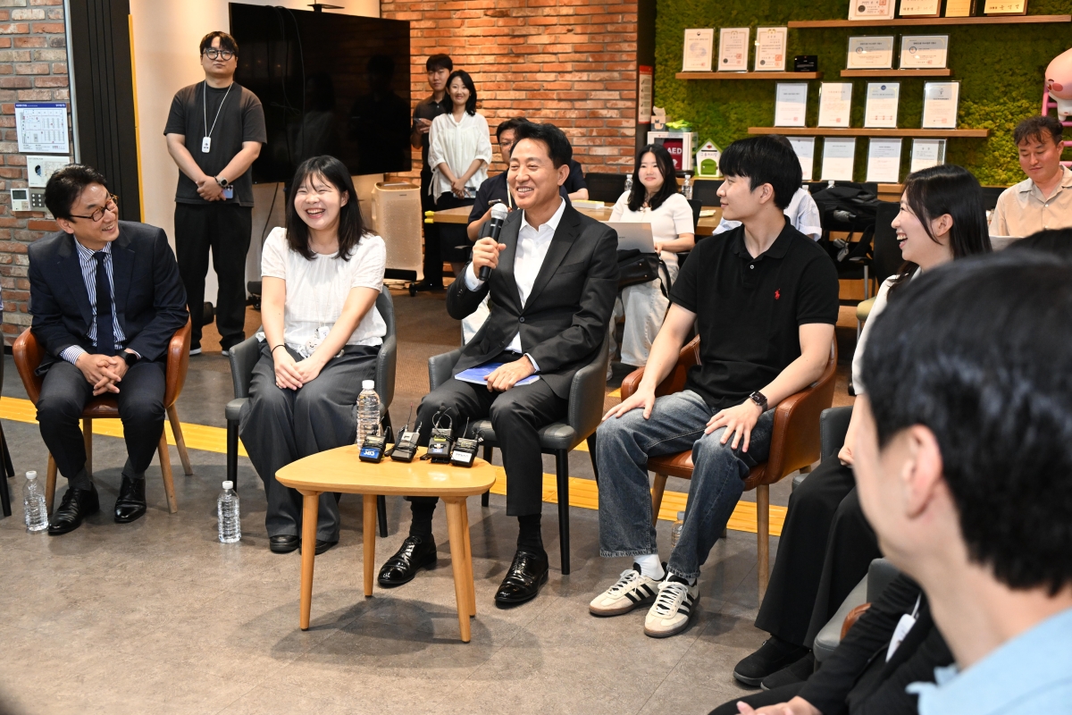 오세훈(왼쪽 세 번째) 서울시장이 18일 성동구 ‘링키지랩’에서 열린 ‘서울영커리언스 인턴십 현장소통 간담회’에서 청년들과 대화하며 웃고 있다. 서울시 제공