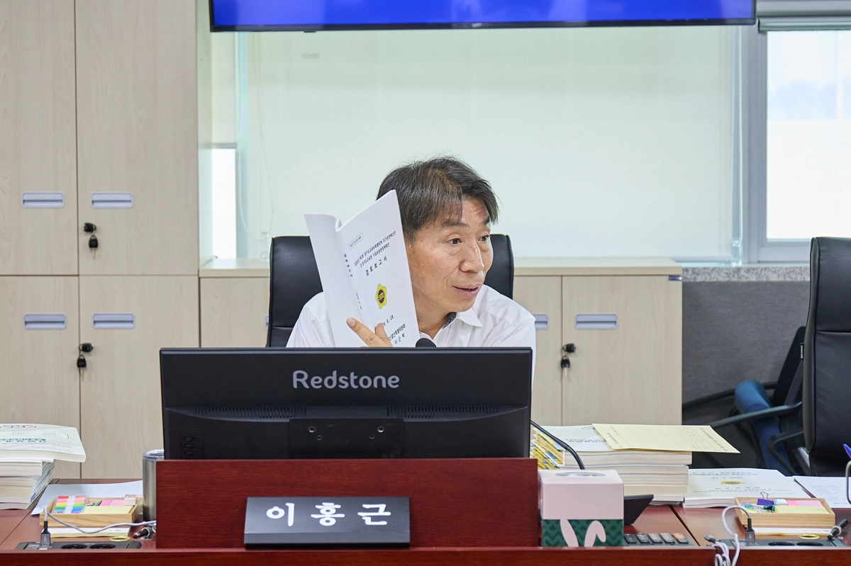 ▲ 이홍근 의원이 18일 열린 도교육청 소관 추경 예산안 심사에서 재정 구조 효율화와 화성 지역 등 노후 거점 도서관의 전면적인 시설 개선 및 문해력 프로그램 확충을 촉구하고 있다. (사진=경기도의회)