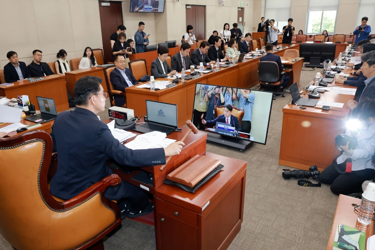 18일 국회에서 열린 제9회 전국동시지방선거 투표용지 부족 사태 등 국민 참정권 침해 진상규명 및 선거관리 개혁을 위한 국정조사 특별위원회 제1차 전체회의에서 위원장인 윤상현 국민의힘 의원이 국정조사계획서 채택의 건을 상정하고 있다. 2026.6.18 연합뉴스
