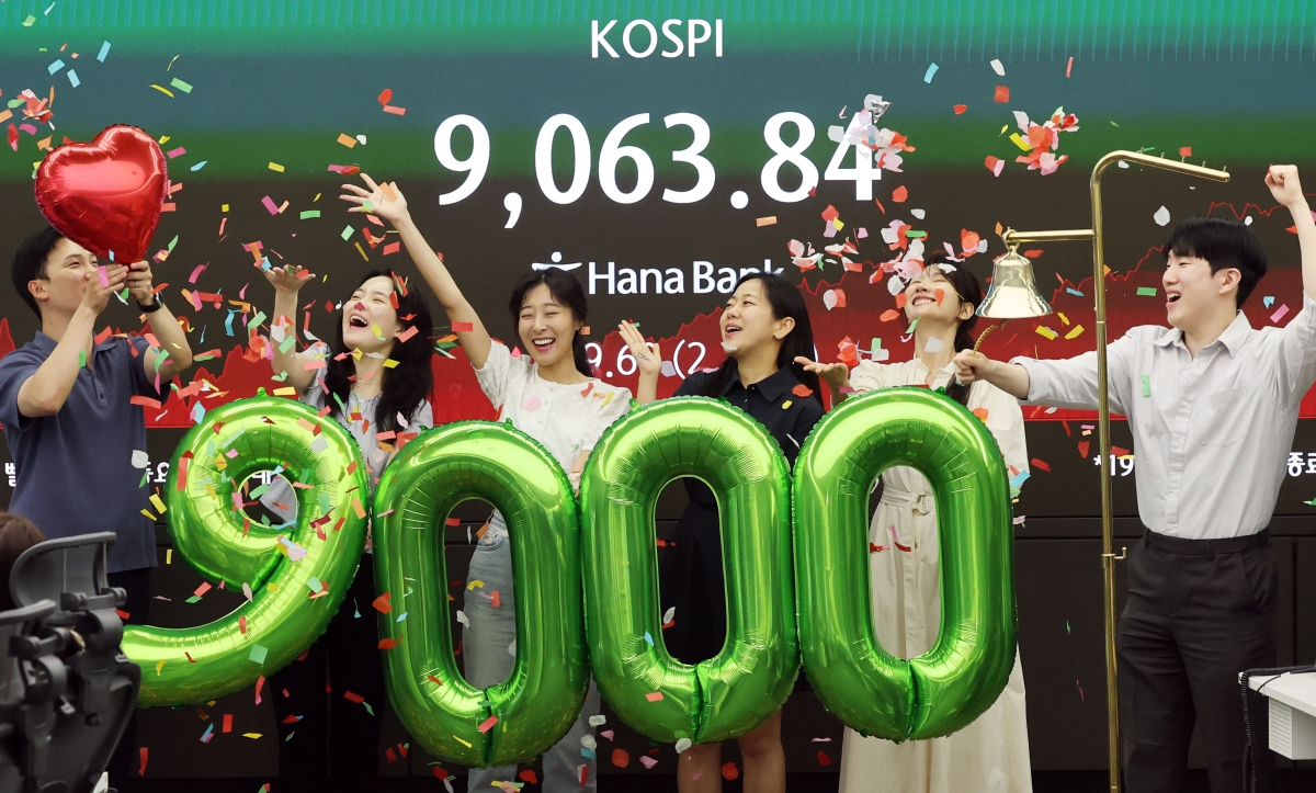 코스피가 사상 처음으로 종가 기준 9000선을 돌파한 18일 서울 중구 하나은행 본점 딜링룸에서 직원들이 축하 세리머니를 하고 있다. 이날 코스피는 199.60포인트(2.25%) 오른 9063.84로 마감했다. 홍윤기 기자