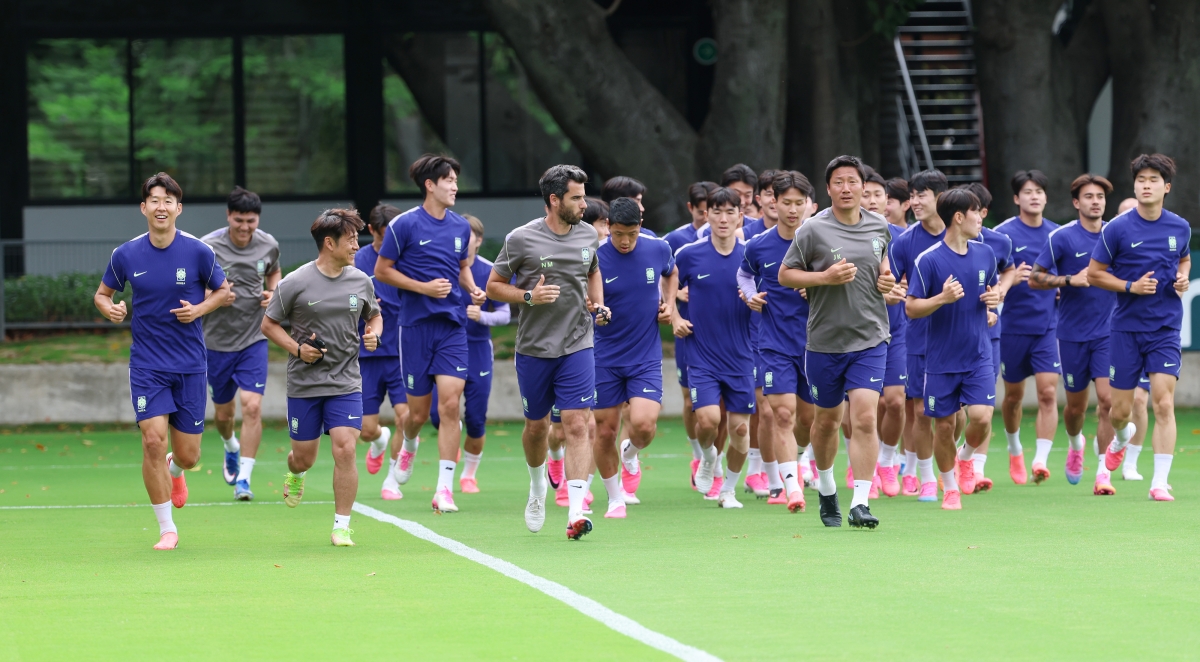 손흥민(왼쪽 첫 번째)을 비롯해 2026 국제축구연맹(FIFA) 북중미월드컵에 출전한 한국 축구대표팀 선수들이 18일(한국시간) 멕시코 할리스코주 과달라하라 인근 사포판에 있는 베이스캠프 훈련장 치바스 베르데 바예에서 러닝을 하며 몸을 풀고 있다. 대표팀은 19일 오전 10시 사포판 과달라하라 스타디움에서 공동 개최국인 멕시코를 상대로 사상 첫 월드컵 2차전 승리에 도전한다. 사포판 연합뉴스