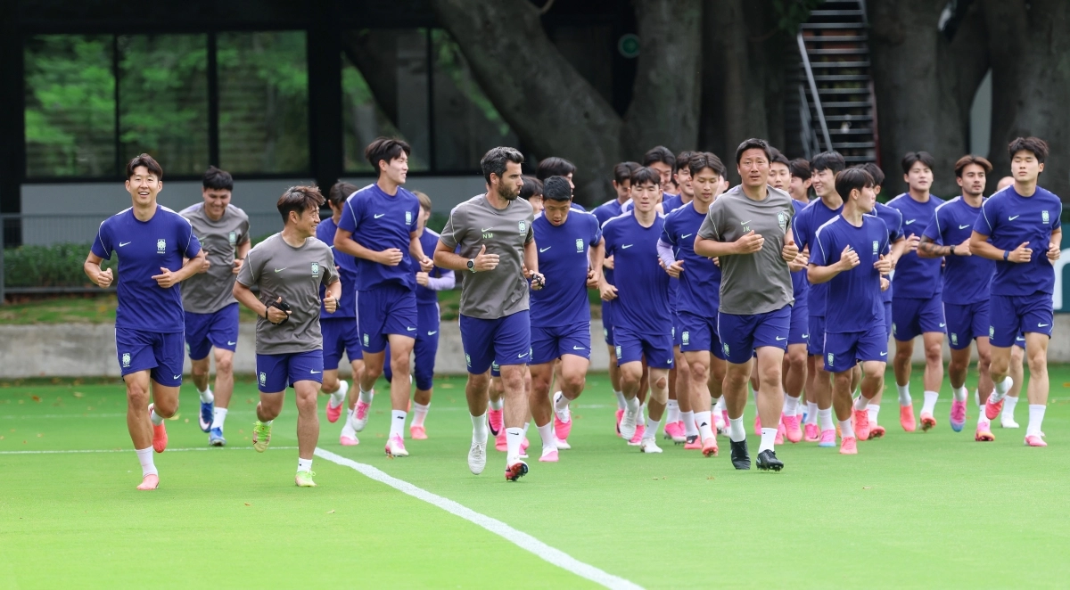 손흥민(왼쪽 첫 번째)을 비롯해 2026 국제축구연맹(FIFA) 북중미월드컵에 출전한 한국 축구대표팀 선수들이 18일(한국시간) 멕시코 할리스코주 과달라하라 인근 사포판에 있는 베이스캠프 훈련장 치바스 베르데 바예에서 러닝을 하며 몸을 풀고 있다. 대표팀은 19일 오전 10시 사포판 과달라하라 스타디움에서 공동 개최국인 멕시코를 상대로 사상 첫 월드컵 2차전 승리에 도전한다. 사포판 연합뉴스