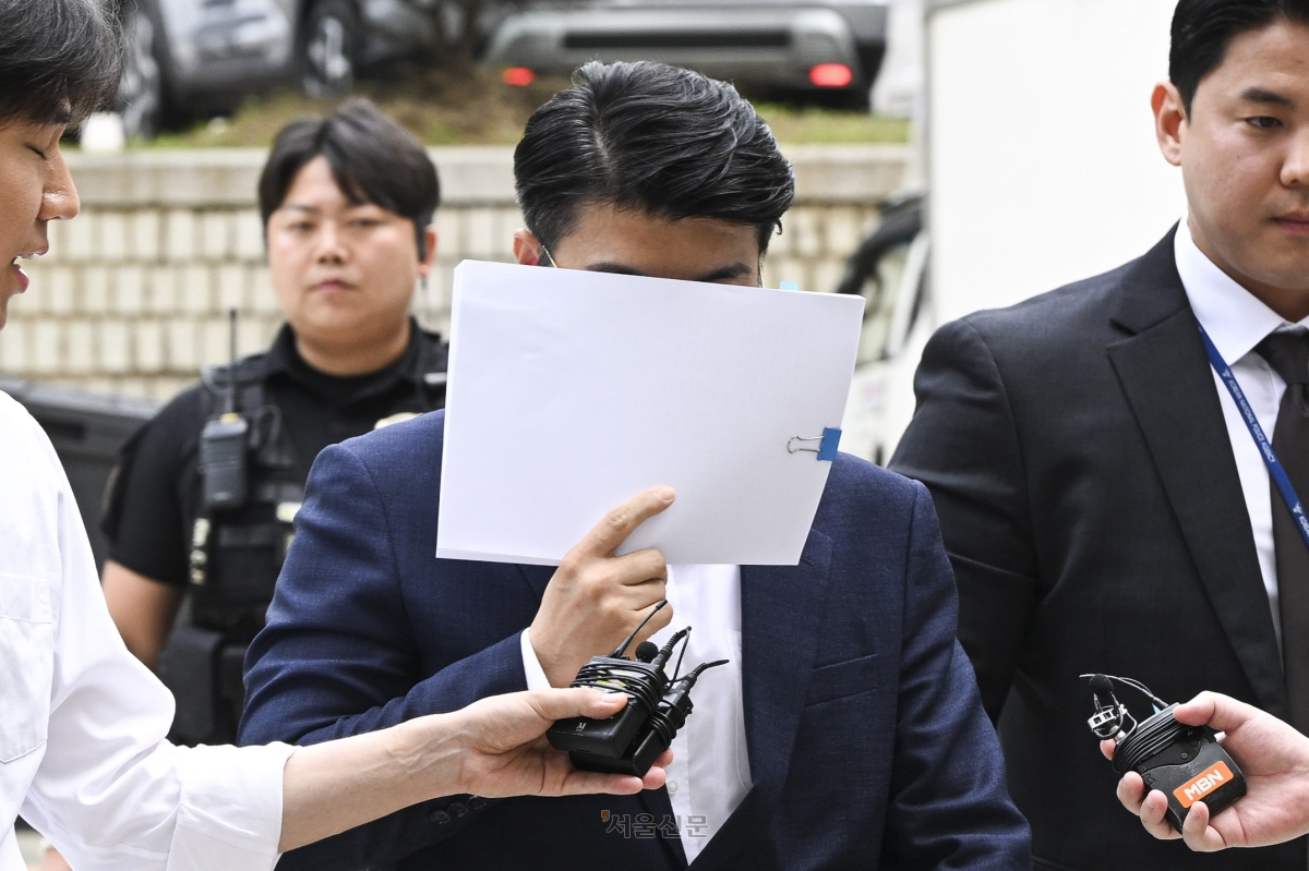 신천지 전 요한지파 총무 홍모씨가 지난 17일 서울 서초구 서울중앙지방법원에서 열린 구속 전 피의자 심문(영장실질심사)에 출석하고 있다. 이지훈 기자