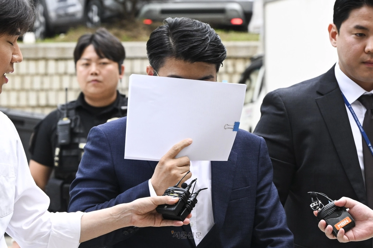 신천지 전 요한지파 총무 홍모씨가 지난 17일 서울 서초구 서울중앙지방법원에서 열린 구속 전 피의자 심문(영장실질심사)에 출석하고 있다. 이지훈 기자