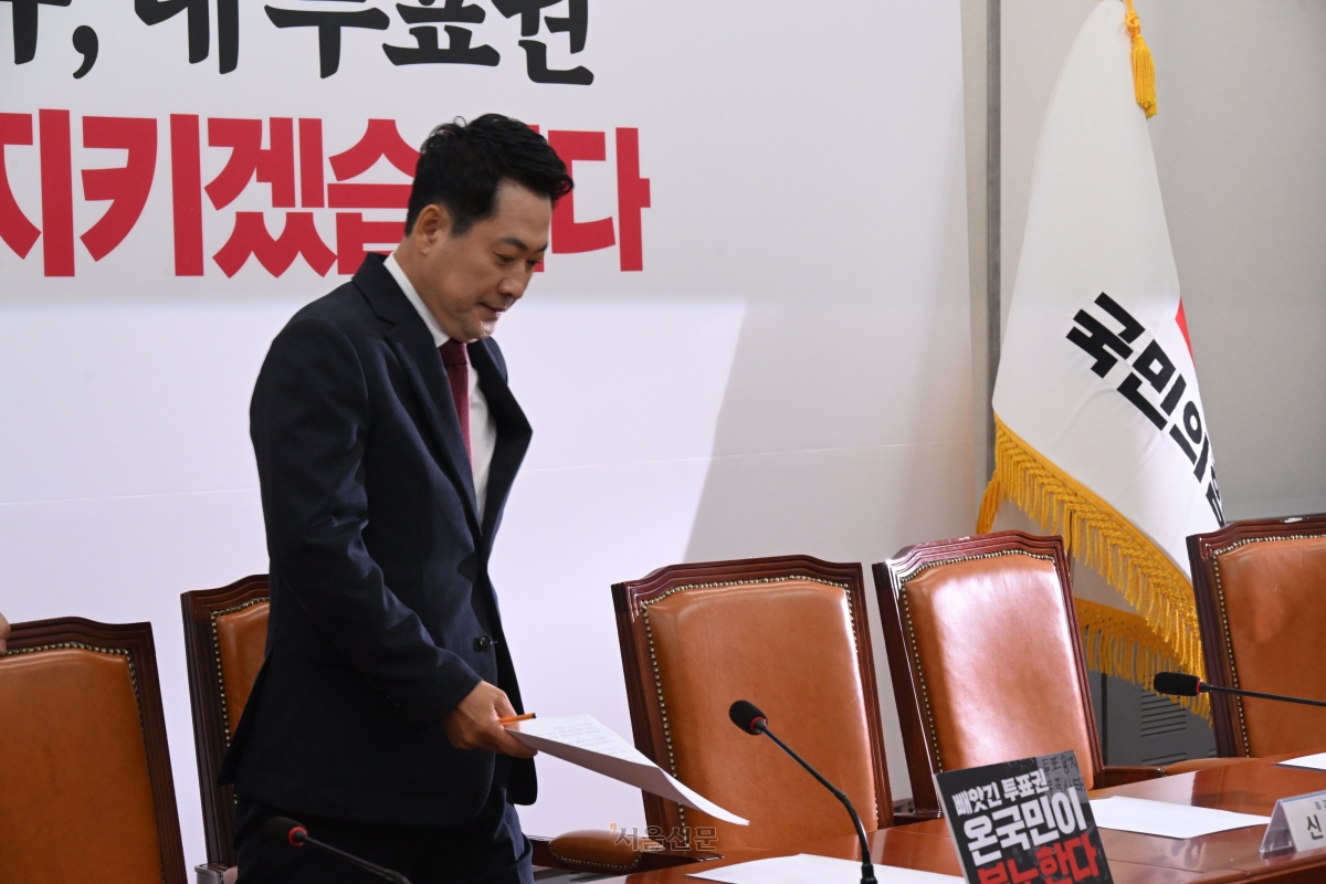 장동혁 국민의힘 대표가 18일 국회 최고위원회의에 참석하고 있다. 사퇴론에 직면한 장 대표는 이날 단식 후유증 등으로 입원했다. 안주영 전문기자