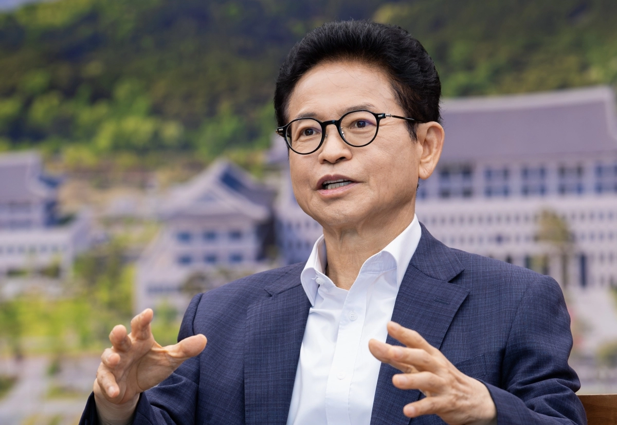 이철우 경북도지사가 18일 경북도청 접견실에서 진행한 서울신문 단독 인터뷰에서 민선 9기 도정 목표를 설명하고 있다. 그는“경북에서 태어나 사는 것을 자랑스럽게 여기도록 하는 ‘살기 좋은 경북, 살맛 나는 경북’ 건설에 온 힘을 다하겠다”고 다짐했다. 경북도 제공