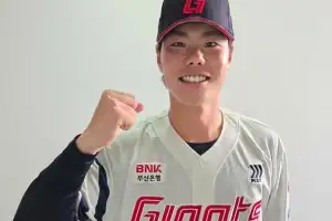 평균자책점 0.93 시속 153㎞ 특급 투수 왔다…롯데 아시아쿼터 교체