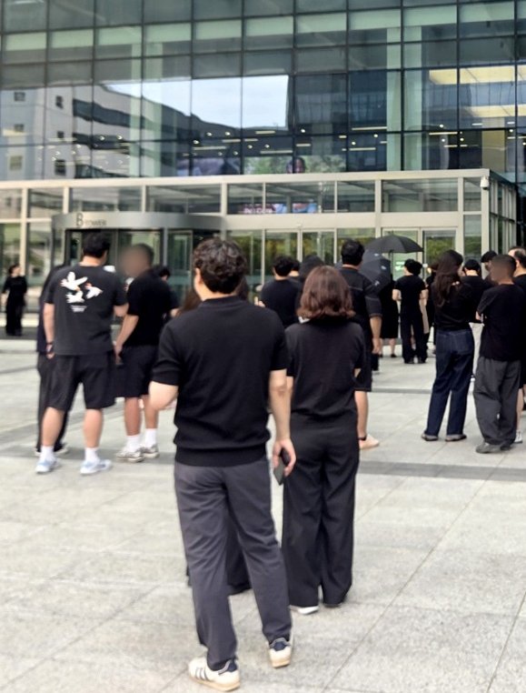 삼성전자 DX 부문 직원들, 성과급 불만에 ‘검은옷’ 출근 캠페인 전개