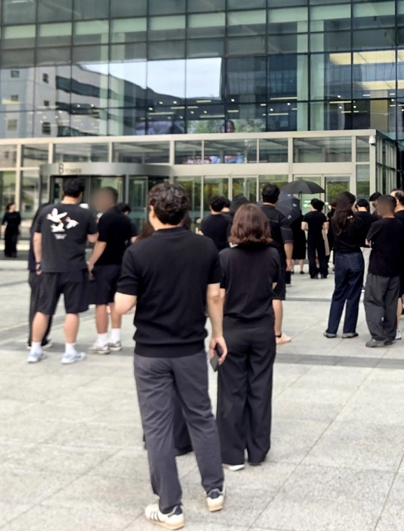 삼성전자 DX 부문 직원들, 성과급 불만에 ‘검은옷’ 출근 캠페인 전개