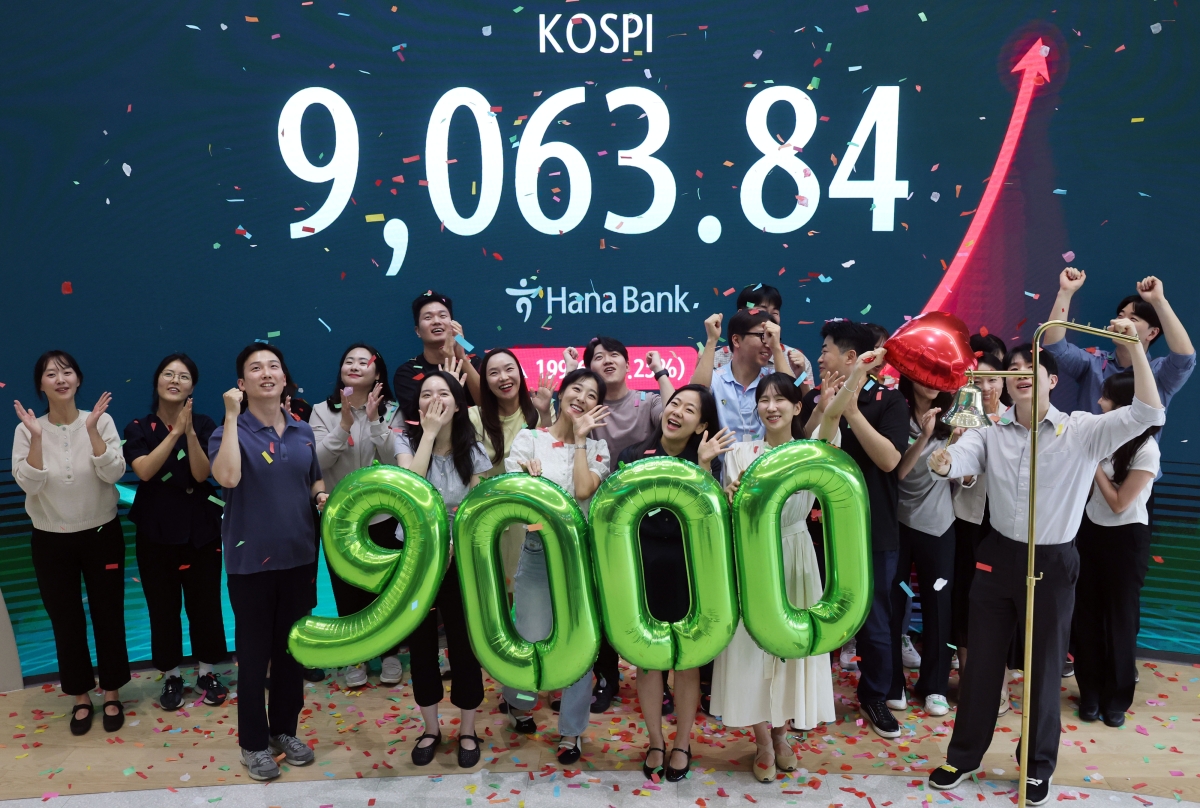 지난 18일 서울 중구 하나은행 본점 딜링룸에서 직원들이 코스피 9000 돌파 축하 세리머니를 하고 있다. 연합뉴스