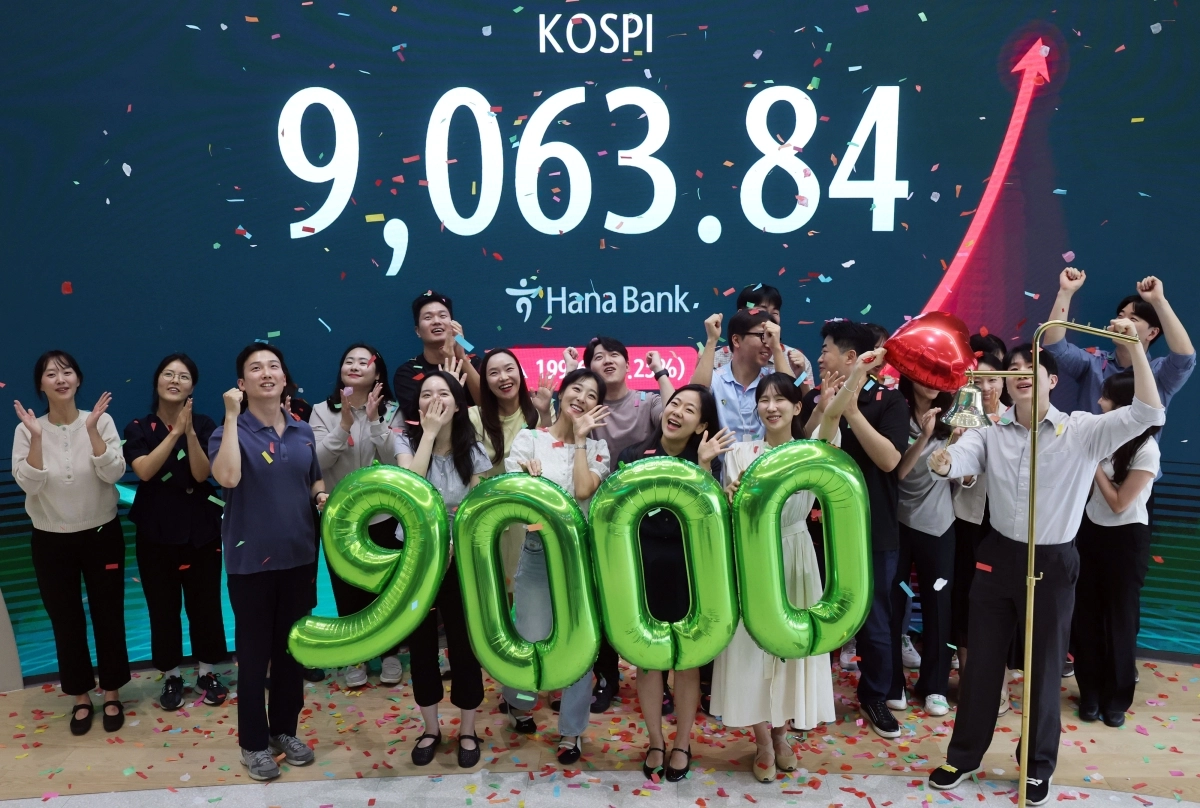 18일 서울 중구 하나은행 본점 딜링룸에서 직원들이 코스피 9000 돌파 축하 세리머니를 하고 있다. 이날 코스피는 199.60p(2.25%) 오른 9,063.84로 마감했다. 2026.6.18 연합뉴스