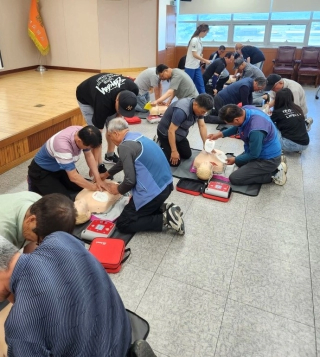 영천시가 물놀이 안전관리요원을 대상으로 심폐소생술 실습을 하고 있다. 영천시 제공