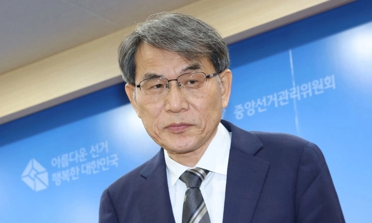 노태악 중앙선거관리위원장이 지난 5일 경기도 과천 중앙선거관리위원회에서 투표용지 부족 사태에 대한 대국민 사과 및 사의 표명을 한 뒤 기자실을 나서고 있다.  연합뉴스