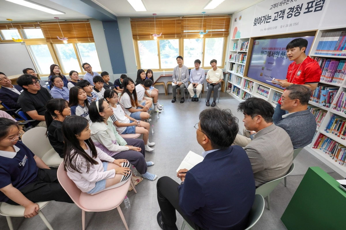 강원 영월 옥동초등학교 교실에서 학생들과 학부모, 교사들이 지난 17일 인공지능(AI) 교육을 듣고 있다. KT 제공