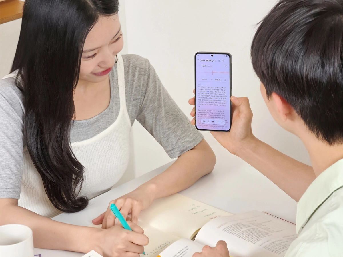 삼성전자 모델들이 18일 모바일 전용 인공지능(AI)을 탑재한 ‘갤럭시 A37 5G’ 스마트폰의 텍스트 변환 기능을 시연해 보고 있다. 삼성전자 제공