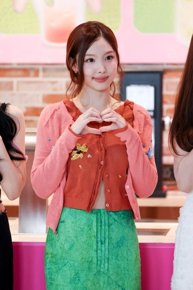 포즈 취하는 트와이스 나연
