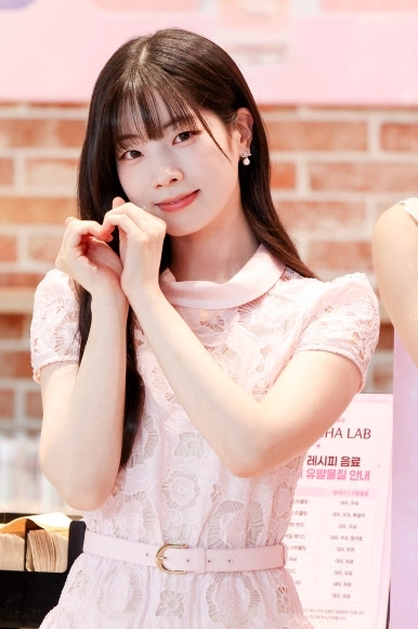 포즈 취하는 트와이스 다현