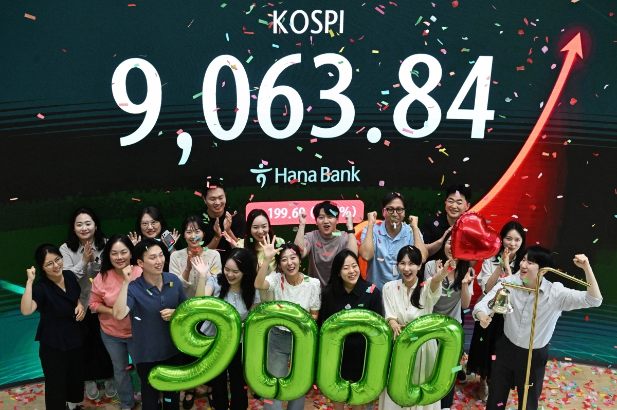18일 서울 중구 하나은행 본점 딜링룸에서 직원들이 코스피 9,000 돌파 축하 세리머니를 하고 있다. 이날 코스피는 199.60p(2.25%) 오른 9,063.84로 마감했다. 2026.6.18 [공동취재]