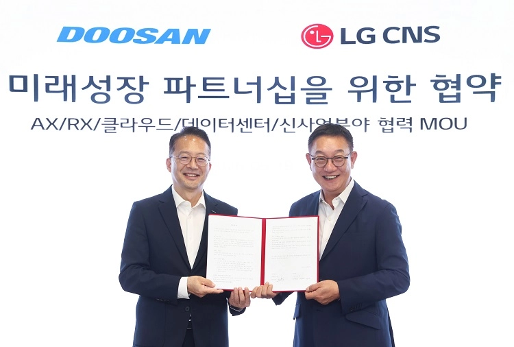 현신균(오른쪽) LG CNS 최고경영자(CEO) 사장과 유승우 두산 사장이 18일 열린 업무협약식에서 기념 촬영을 하고 있다. LG CNS 제공