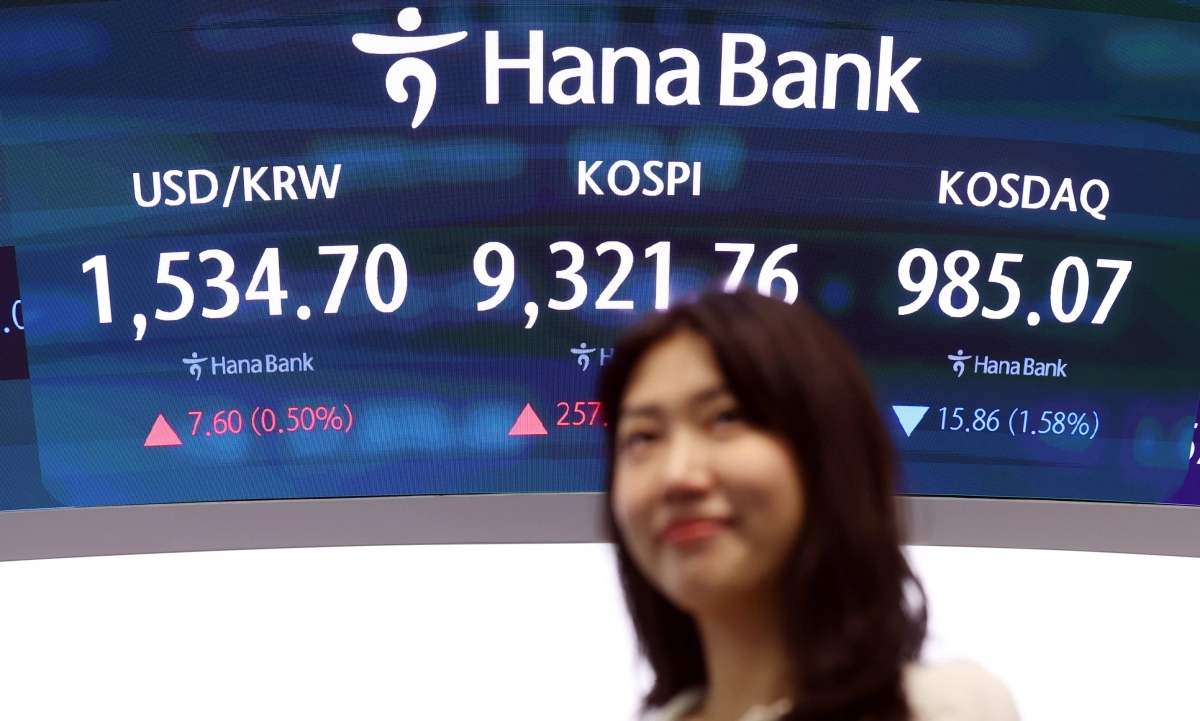 19일 오전 서울 중구 하나은행 딜링룸 전광판에 코스피 지수가 표시되고 있다. 코스피는 전 거래일(9063.84)보다 225.05포인트(2.48%) 상승한 9288.89에 개장했고 코스닥 지수는 전 거래일(1000.93)보다 0.47포인트(0.05%) 내린 1001.40에 거래를 시작했다.원·달러 환율은 전 거래일 주간거래 종가(1527.1원)보다 10.3원 오른 1537.4원에 출발했다. 2026.06.19. 뉴시스