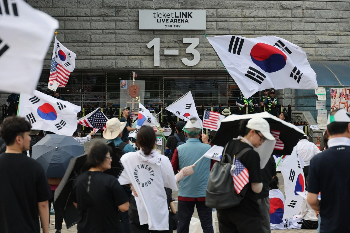 6·3 지방선거 투표용지 부족 사태로 인한 ‘개표소 봉쇄 시위’가 계속되고 있는 지난 18일 서울 송파구 올림픽공원 핸드볼경기장 출입문 앞에서 참가자들이 구호를 외치고 있다. 연합뉴스