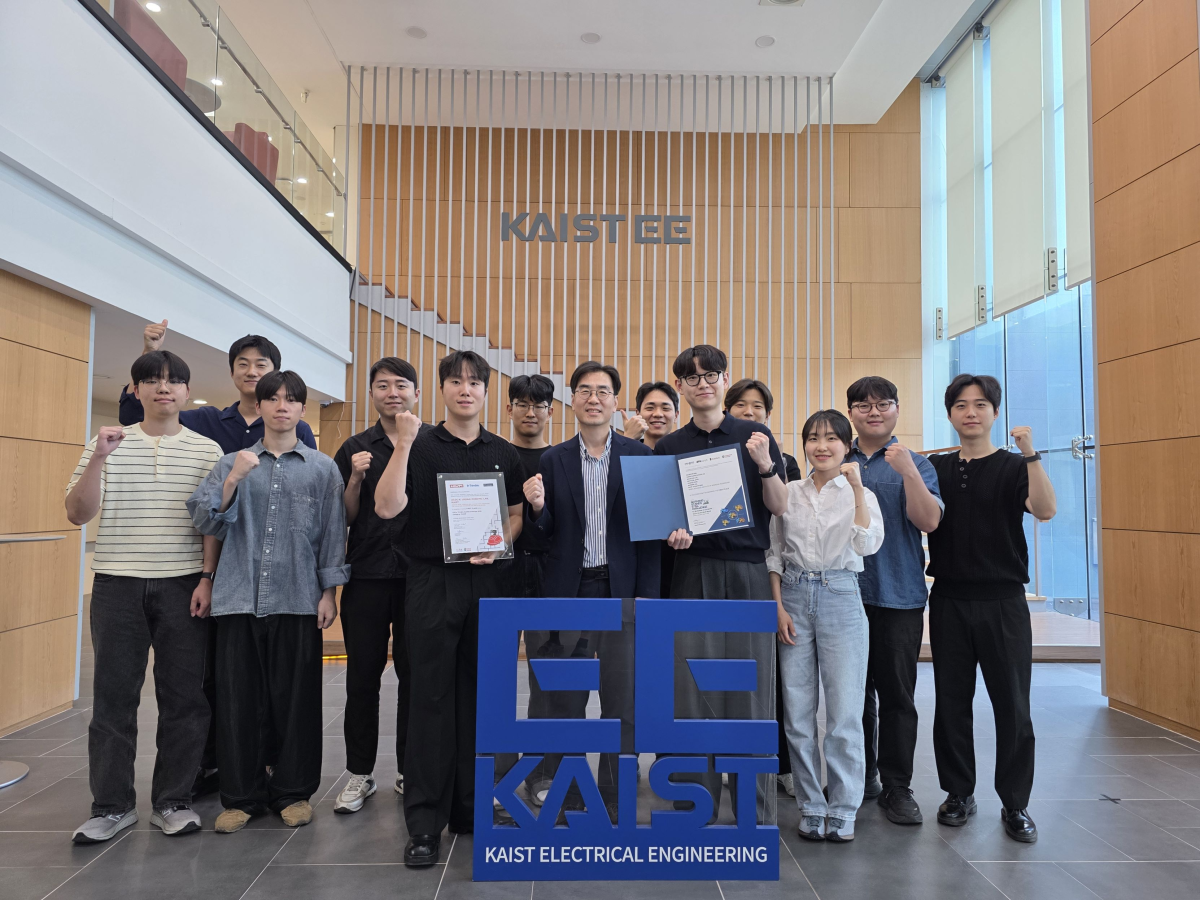 세계 최고 권위의 로보틱스와 컴퓨터비전 학술대회에서 정상을 차지한 카이스트 전기 및 전자공학부 명현(사진 가운데) 교수 연구팀. 카이스트 제공