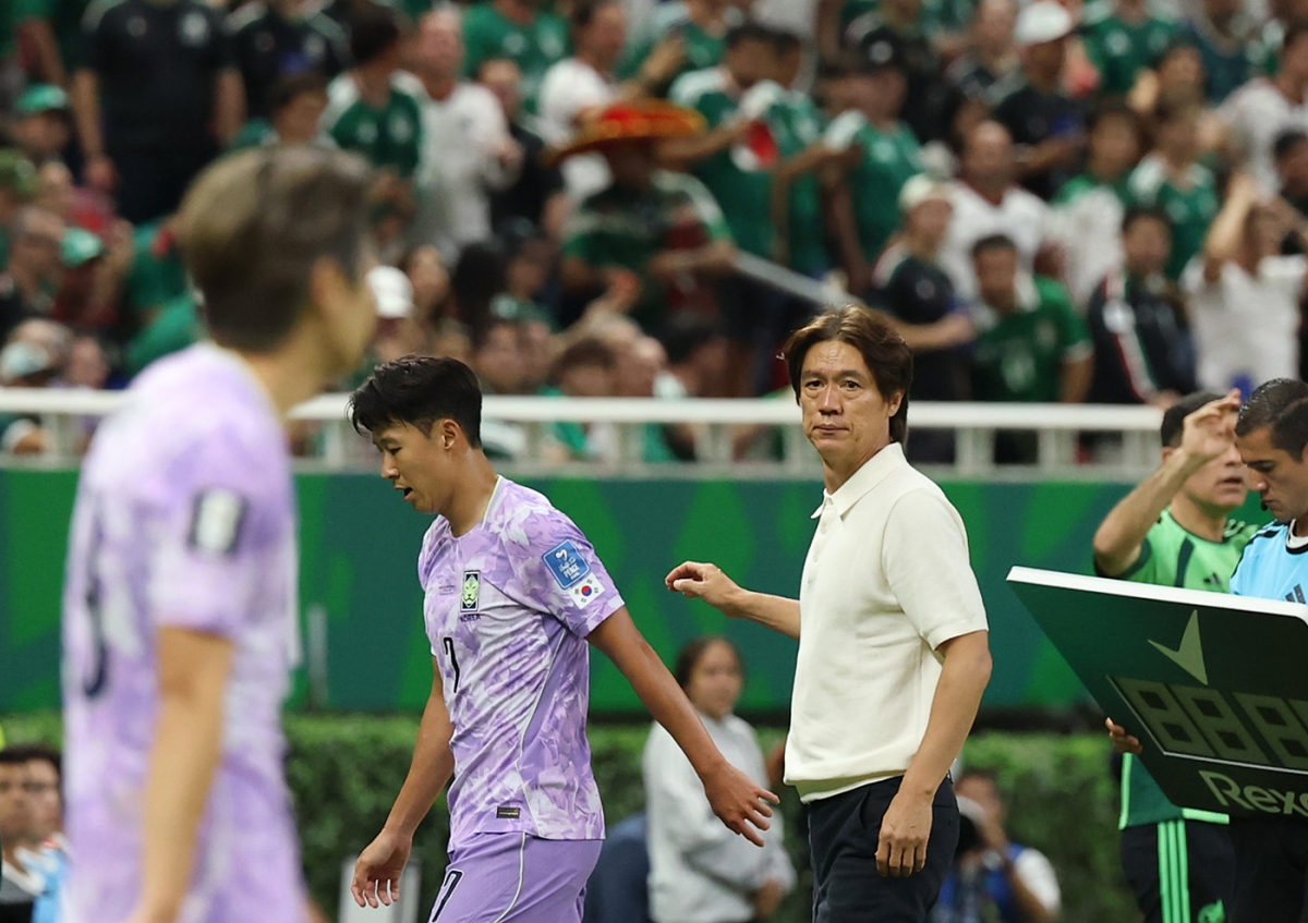 홍명보 축구대표팀 감독이 19일(한국시간) 멕시코 할리스코주 사포판 과달라하라 스타디움에서 열린 2026 국제축구연맹(FIFA) 북중미월드컵 조별리그 A조 2차전 멕시코와의 맞대결에서 오현규와 교체된 주장 손흥민을 격려하고 있다. 2026.6.19. 사포판 연합뉴스