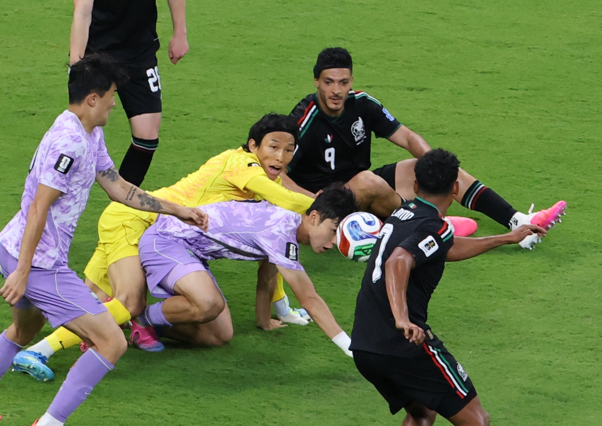18일(현지시간) 멕시코 사포판 과달라하라 스타디움에서 열린 2026 북중미 월드컵 A조 2차전 한국과 멕시코의 경기. 김승규 등 한국 선수들이 멕시코 루이스 로모가의 선취골 슈팅을 바로보고 있다. 2026.6.19 사포판[멕시코 할리스코주]=연합뉴스