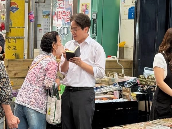6·3 국회의원 재보궐 선거에서 부산 북구갑에 출마했다가 석패한 하정우 전 청와대 AI미래기획수석이 선거 이후 부산 구포시장을 찾아 지역민들을 만나고 있다. 페이스북 캡처