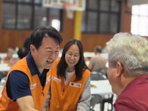 6·3 국회의원 재보궐 선거에서 경기 평택을에 출마해 낙선한 김용남 전 의원이 선거 이후 평택의 지역 행사를 찾아 시민과 악수하고 있다. 페이스북 캡처