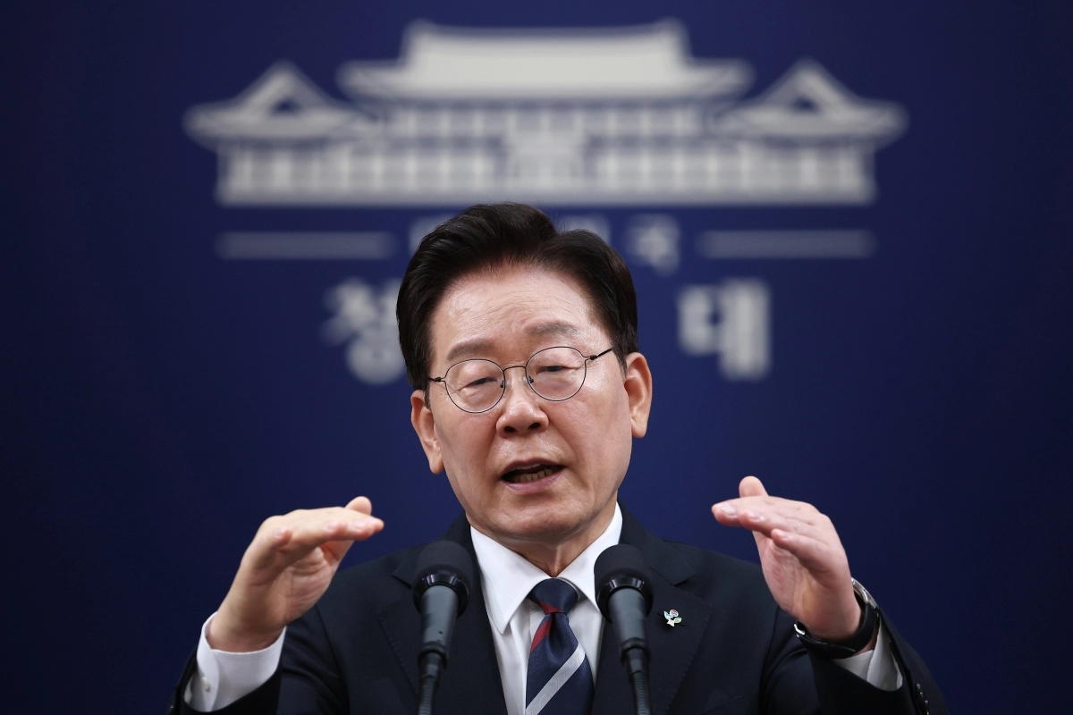 취재진 질문에 답하는 이재명 대통령