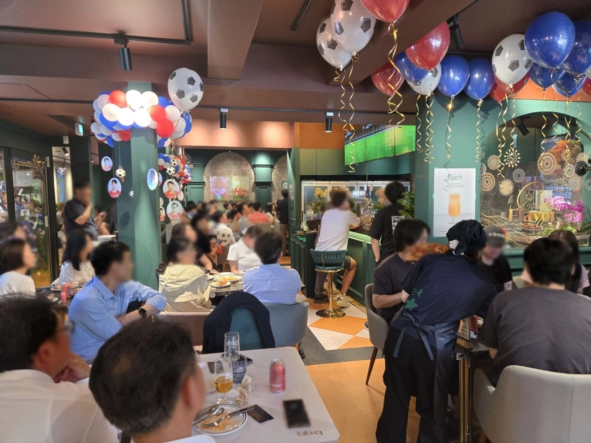 BBQ 을지로입구점이 19일 오전 월드컵 멕시코전 응원객들로 만석이 됐다. BBQ 제공