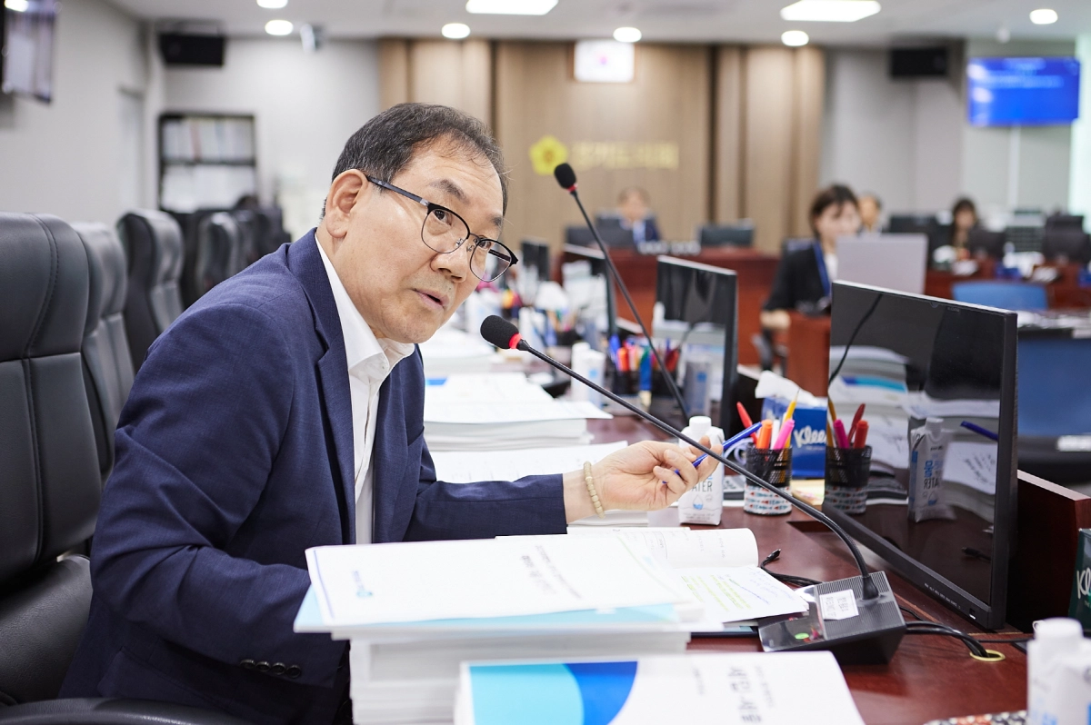 ▲ 최승용 의원이 18일 열린 소방재난본부 소관 결산안 심사에서 공동주택 비화재보 대책 및 전기차 화재 신기술 도입 필요성에 대해 질의하고 있다. (사진=경기도의회)