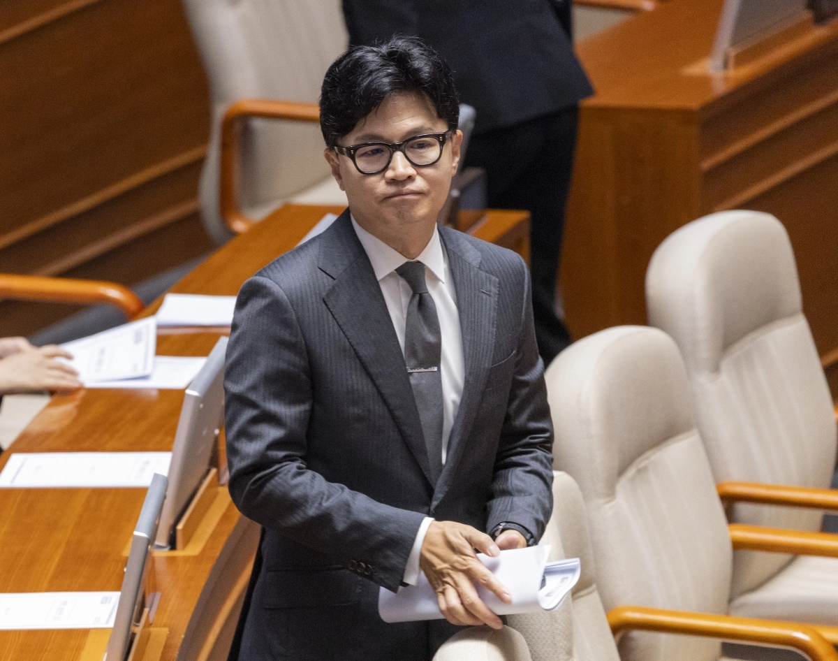 무소속 한동훈 의원이 18일 국회에서 열린 6월 임시국회 3차 본회의에 참석해 국회의장 산회 선포 후에 뒤 이동하고 있다 . 2026.6.18. 연합뉴스