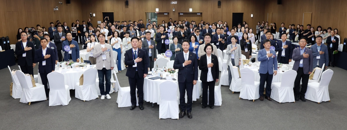 ▲ 19일 경기도의회 대회의실에서 열린 ‘제12대 의회 의원 오리엔테이션’에 참석한 김진경 의장과 정윤경·김규창 부의장 및 제12대 당선의원들이 국민의례를 하고 있다. (사진=경기도의회)