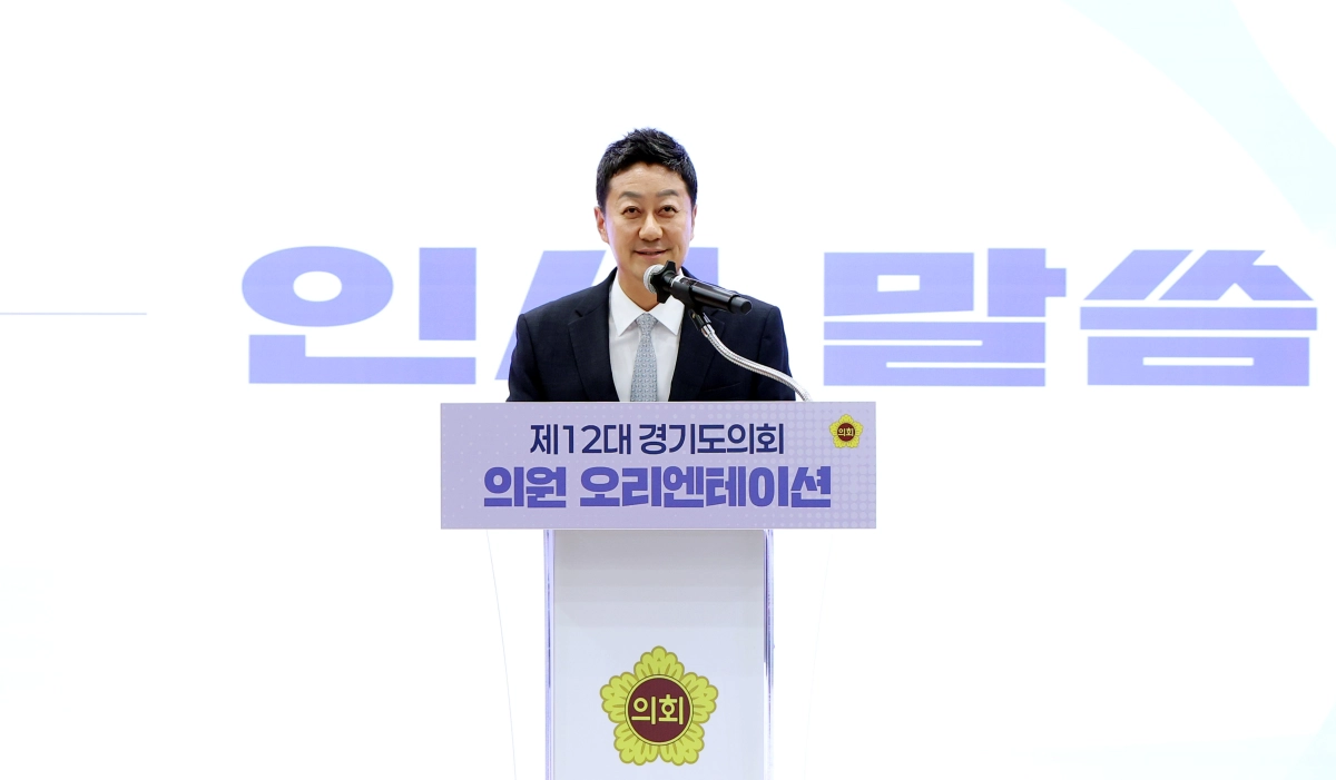 ▲ 김진경 의장이 19일 의회 대회의실에서 열린 ‘제12대 의회 의원 오리엔테이션’에서 제12대 의회의 신뢰성과 책임감을 강조하며 당선의원들에게 인사말을 전하고 있다. (사진=경기도의회)