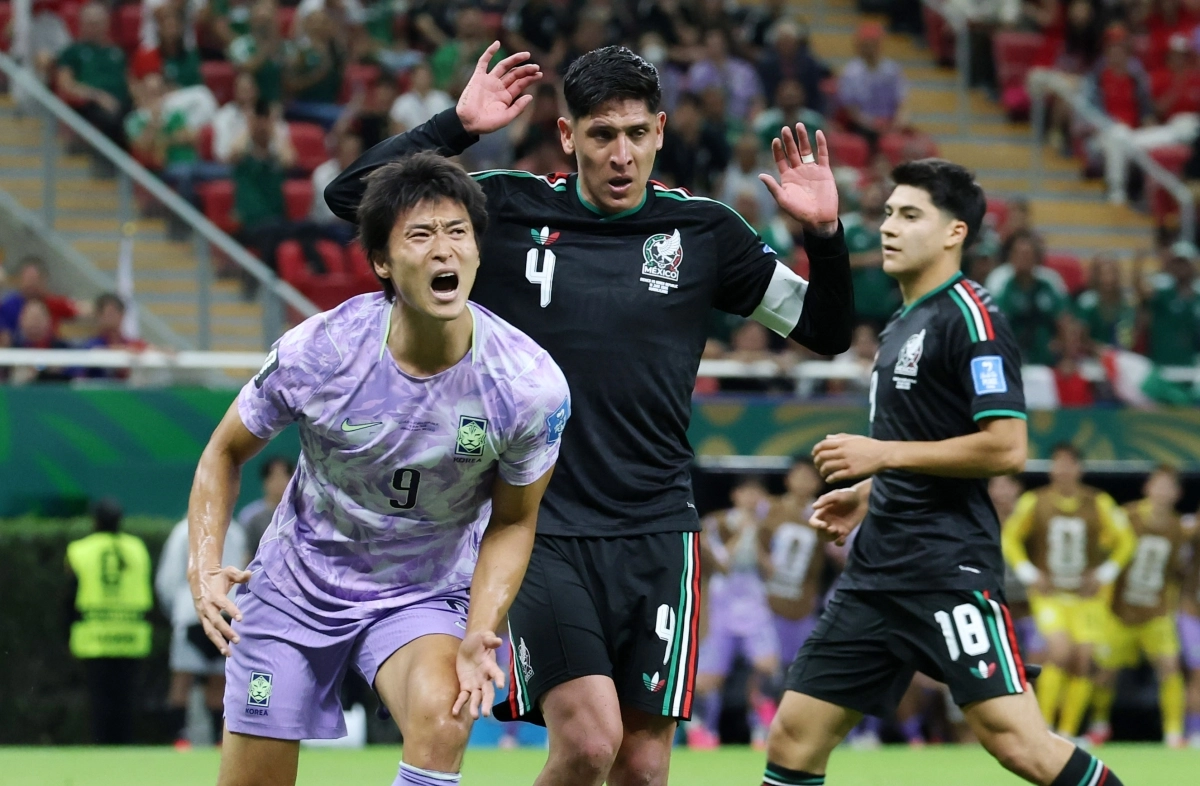 대한민국 축구대표팀 공격수 조규성(왼쪽)이 19일(한국시간) 멕시코 할리스코주 사포판 과달라하라 스타디움에서 열린 2026 국제축구연맹(FIFA) 북중미월드컵 조별리그 A조 2차전 멕시코와의 경기 후반 42분에 헤딩슛이 막히자 아쉬워하고 있다. 한국은 이날 멕시코에 0-1로 석패했다. 2026.6.19. 사포판 뉴시스