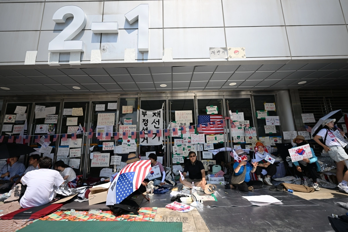 6·3지방선거 투표용지 부족 사태로 촉발된 잠실 개표소 봉쇄 시위가 12일째 이어진 16일 시민들이 서울 송파구 올림픽공원 핸드볼경기장 2-1 출구 앞 문을 지키고 있다. 2026.6.16 홍윤기 기자