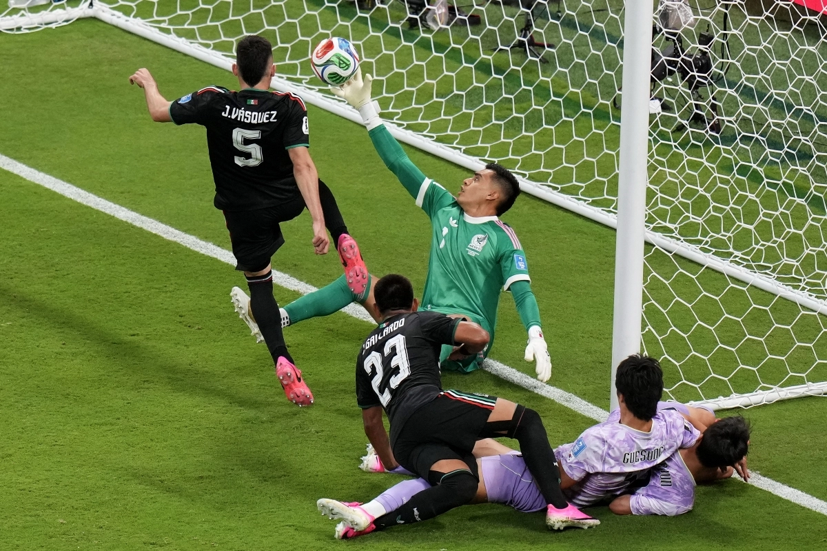멕시코 축구대표팀 골키퍼 라울 랑헬이 19일(한국시간) 멕시코 할리스코주 사포판 과달라하라 스타디움에서 열린 2026 국제축구연맹(FIFA) 북중미월드컵 조별리그 A조 2차전 한국과의 경기 후반 42분 조규성·양현준의 연속 슈팅을 막아내고 있다. 사포판 AP 연합뉴스