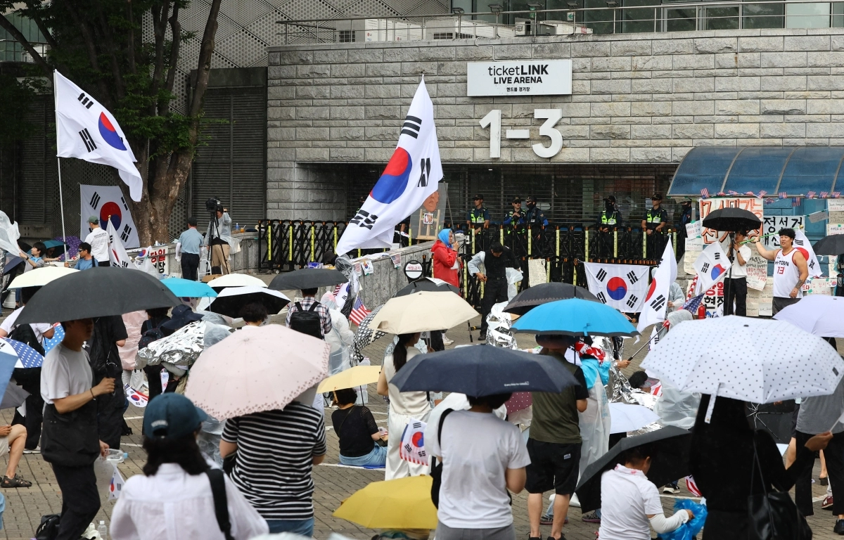 투표용지 부족 사태에 항의하는 개표소 봉쇄 시위가 15일째 이어지고 있는 19일 오후 서울 송파구 올림픽공원 핸드볼경기장 개표소에서 시민들이 구호를 외치고 있다. 뉴시스