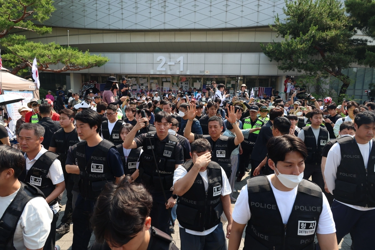 지난 16일 서울 올림픽공원 핸드볼경기장 앞에서 경찰이 시위대에게 “입주단체 출입을 막으면 업무방해 혐의가 적용될 수 있다”고 경고한 뒤 돌아가고 있는 모습. 뉴시스