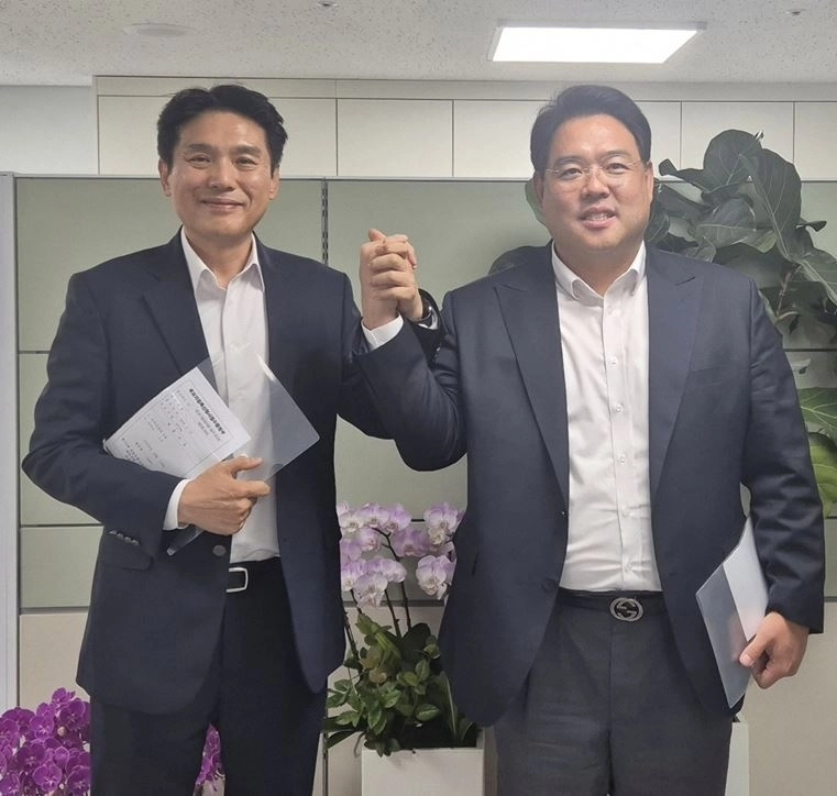 제12대 서울시의회 전반기 국민의힘 대표의원 및 부의장 후보 등록을 마친 이성배 의원(오른쪽)과 김길영 의원. 서울시의회 제공