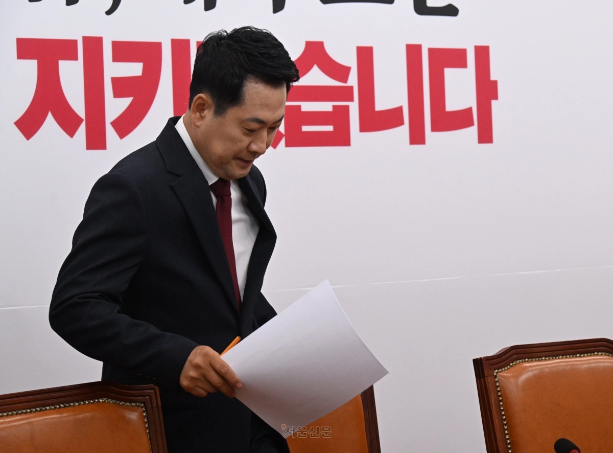 장동혁 국민의힘  대표가 18일 국회에서 열린 최고위원회의에 참석하고 있다. 안주영 전문기자