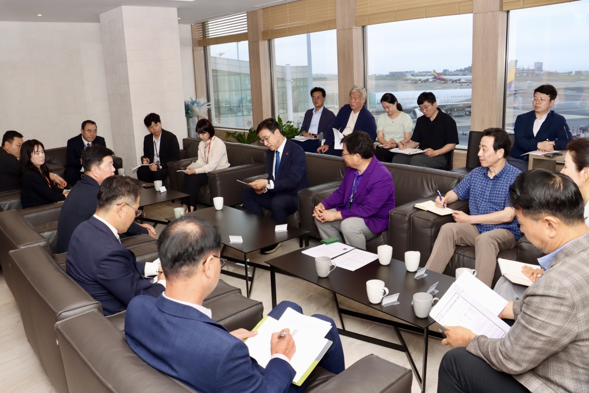 위성곤 제주특별자치도지사 당선인은 19일 제주국제공항에서 한국공항공사와 항공사 관계자들이 참석한 가운데 제주 기점 국내선 공급좌석 관련 현안을 논의했다. 위성곤 제주도지사 당선인 인수위원회 제공
